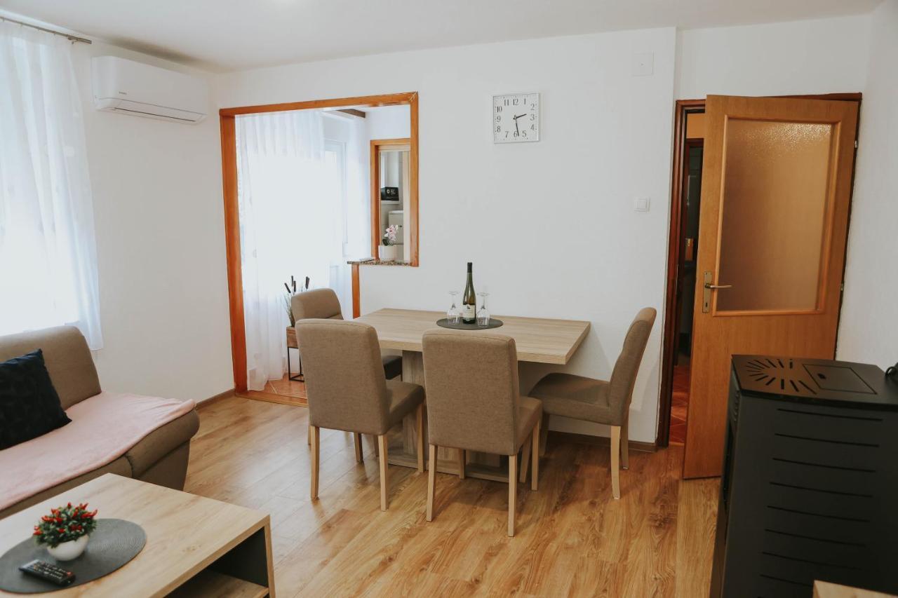 I&T Apartman Gospic Exterior photo