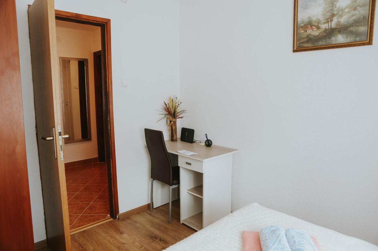 I&T Apartman Gospic Exterior photo
