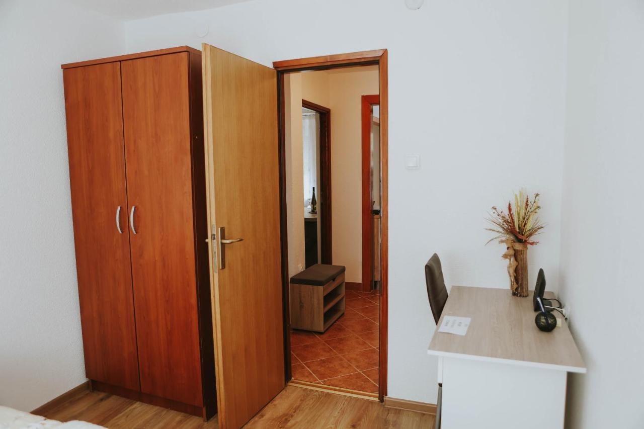 I&T Apartman Gospic Exterior photo